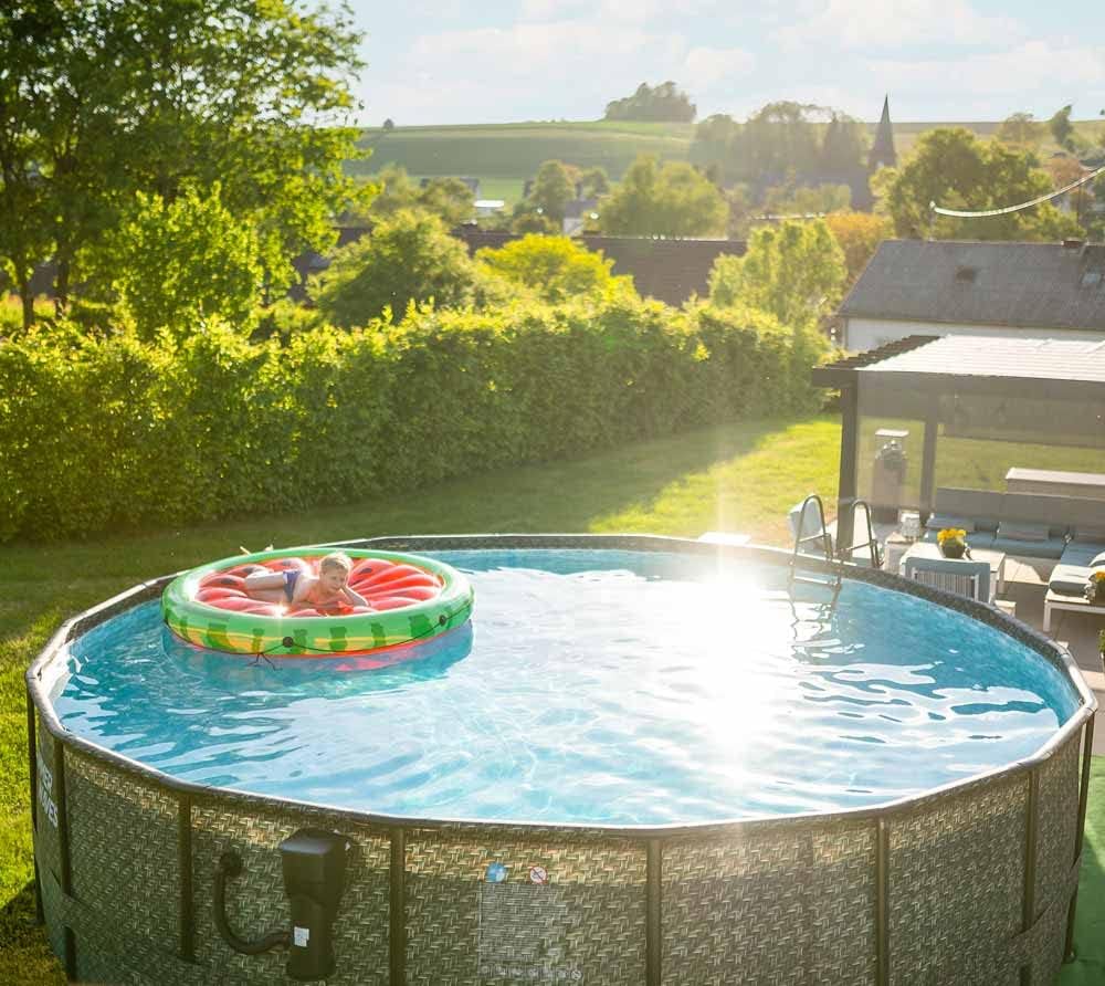 Summer Waves Frame Pool Komplettset | Rund 549x132 cm Rattan Optik Grau | Aufstellpool Set | Gartenpool & Schwimmbecken inkl. Filterpumpe, Bodenvlies, Abdeckplane & Einstiegsleiter
